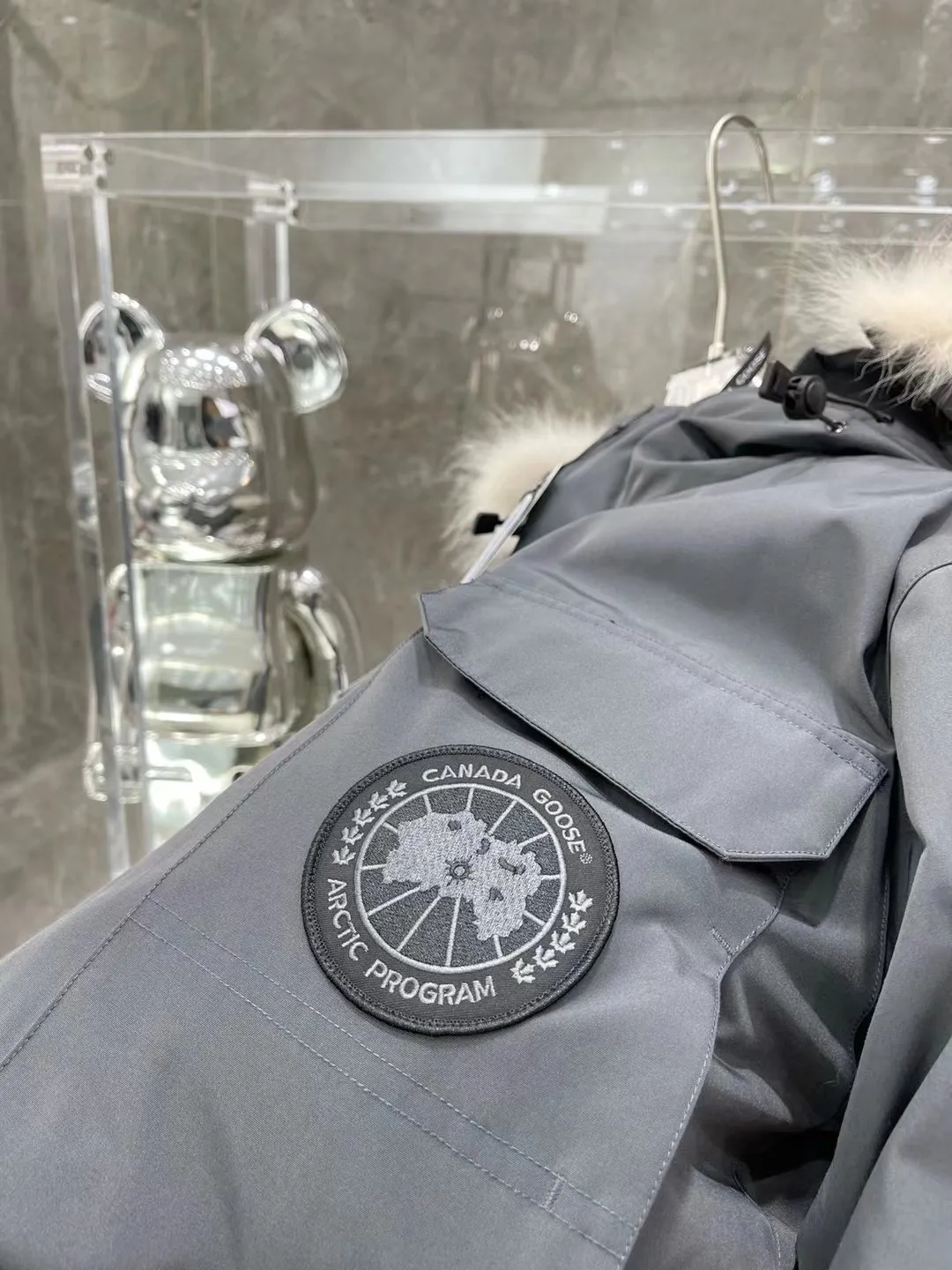 P800 Canada Goose "Canada Goose"🇨🇦 Beichen White / 08 Expedition Parka 4660M Product color: black, off-white, red, sand pink, sky blue, graphite gray, Beichen white, navy blue, sky blue, gray camouflage gray black label Product size: XS, S, M, L, XL, XXL The Expedition was originally a parka designed for scientists at the McMurdo Research Station in Antarctica. Whether your next journey takes you into the frozen urban jungle or across uncharted ice fields, wear Canada Goose's Expedition Parka and get proven results year after year in Antarctica by the National Science Foundation's Center for Polar Research.  Material list: 1⃣ Uses Y-shaped Velcro imported from Taiwan (exclusive in the market) 2⃣ Uses 18-count polyester-cotton blended fabric imported from South Korea (authentic synchronized fabric) 3⃣ National standard 80% white duck down, (zp uses 80% white duck down/90% of all boasts are fake) 4⃣ Western Canadian coyote hair (non-market dyed fox hair filled with wolf hair) Material analysis characteristics: 1⃣ The original/polyester-cotton fabric has a high polyester fiber content, and the polyester-cotton fabric has high heat and light resistance and good stability. It has bright colors, high fiber strength, durability, light resistance, heat resistance, and straightness. 2⃣ As we all know, the original version uses 80% white duck down. The fill power refers to the cubic inches of volume occupied by each ounce (30 grams) of down under certain conditions. If one ounce of down occupies 500 cubic inches, the fill power of the down is 500. So we can simply understand it as: fill power is the volume of down, and the volume of down is fill power. The higher the fill power of down, it means that under the same filling amount, down can fix a larger volume of air layer to keep warm and insulate, so the warmth retention of down is better. 3⃣ Western Canadian coyote hair, "large range of selected neck hair" is soft and fluffy, each wolf hair is 60-63 long / 14-16 wide at the peak, this width + preferred parts. It is basically unmatched by the same industry